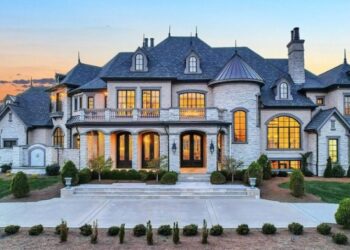 10 Stunning Million-Dollar Homes In Tennessee