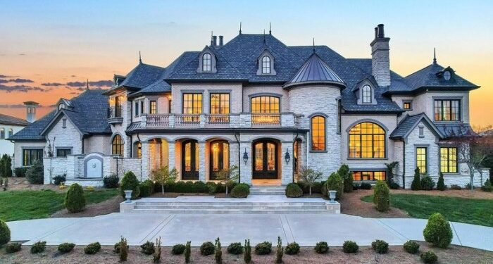 10 Stunning Million-Dollar Homes In Tennessee